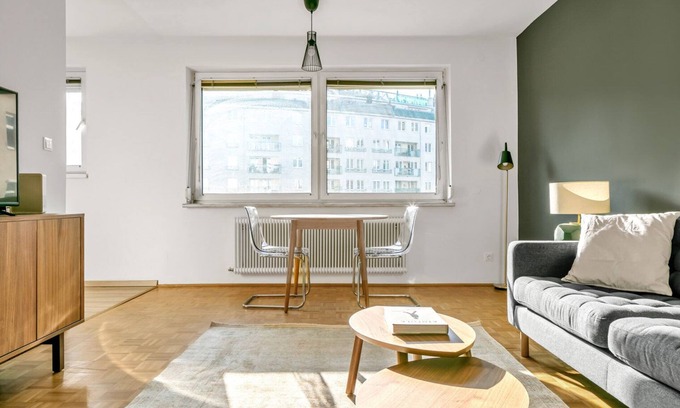 Erdberg Apartment | Spacious Landstraße 1BR with Elevator, Near Metro U3