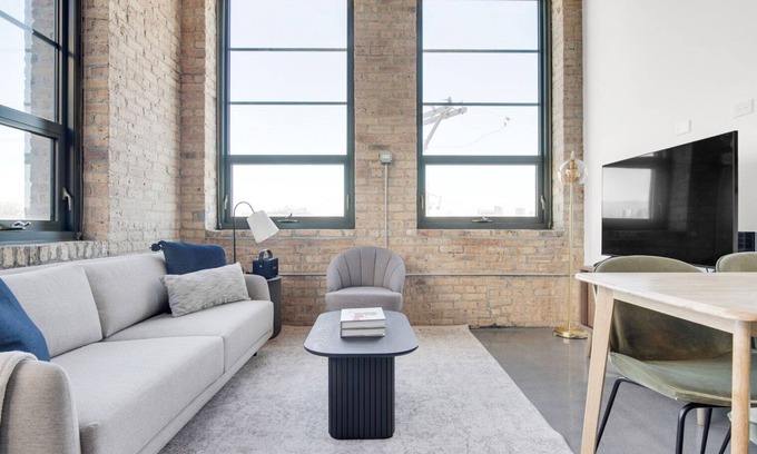 Sheffield Neighbors Apartment | Stylish Lincoln Park 2BR with Lounge, Roof & Gym Access