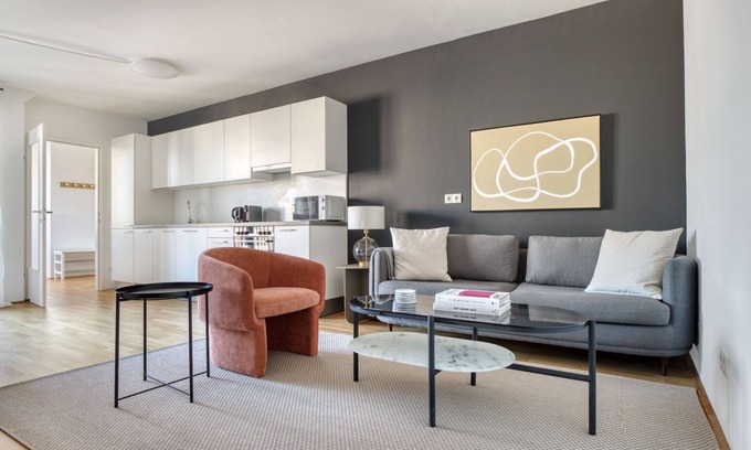 Mariahilf Apartment | Spacious 3BR Mariahilf Apartment with Elevator Access
