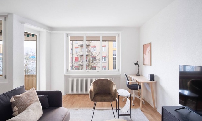 Oerlikon Apartment | Convenient Oerlikon 3.5 Room with Parking, Steps to Train