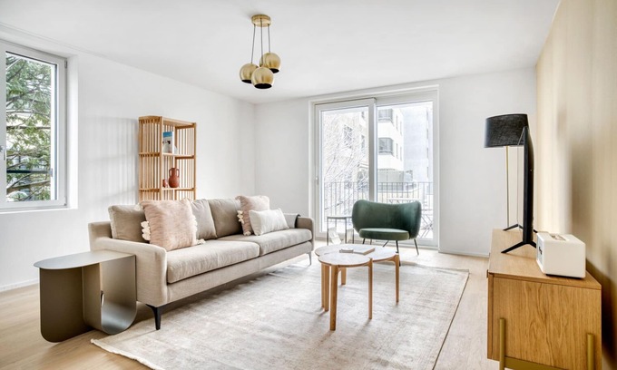 Sihlfeld Apartment | Spacious Wiedikon 2.5 Room: Pet-Friendly & Prime Location