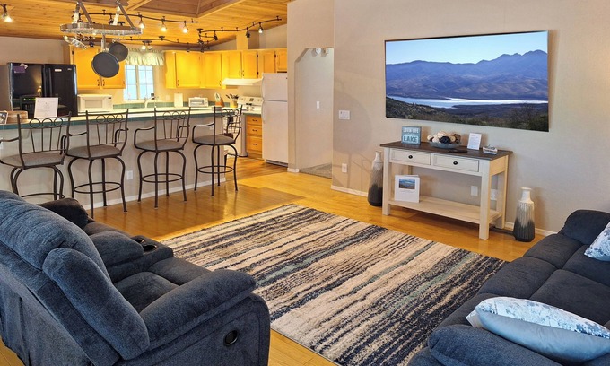 Roosevelt House | Riverside Retreat Near Schoolhouse Boat Ramp - Rated 9.8