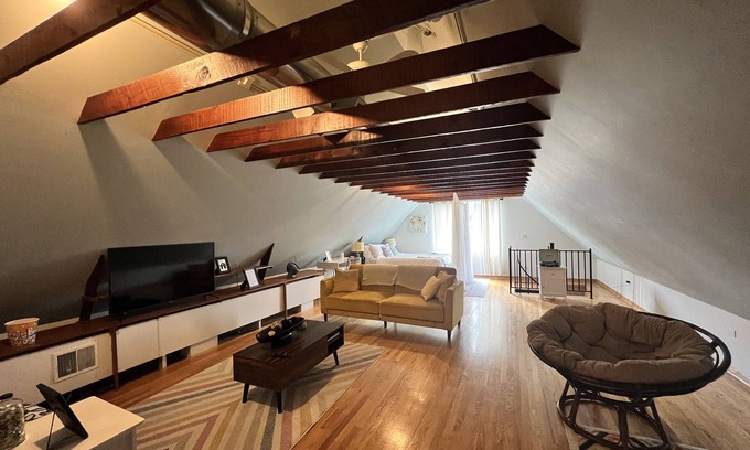 Wrigleyville Apartment | Modern Studio Near the Action with Breakfast Included