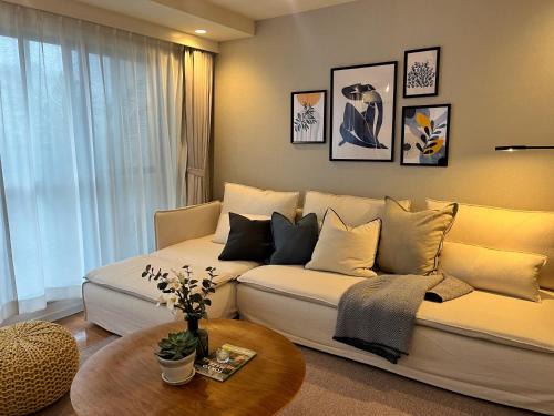 Roppongi Apartment | Eco-Friendly Escape at Roppongi Place with Hot Tub Access
