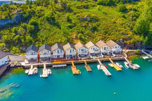 Vinnes House | Experience Rorbu i Gilsvågen: Private Dock & Boat Rentals