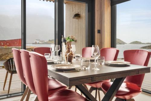 Henningsvaer Apartment | Discover Rorbuleilighet Lysøya 1H: Family-Friendly Retreat