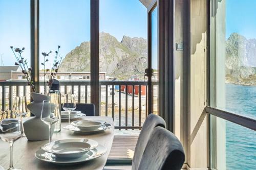 Henningsvaer Apartment | Child-Friendly Rorbuleilighet Lysøysundet 1G with High Ratings