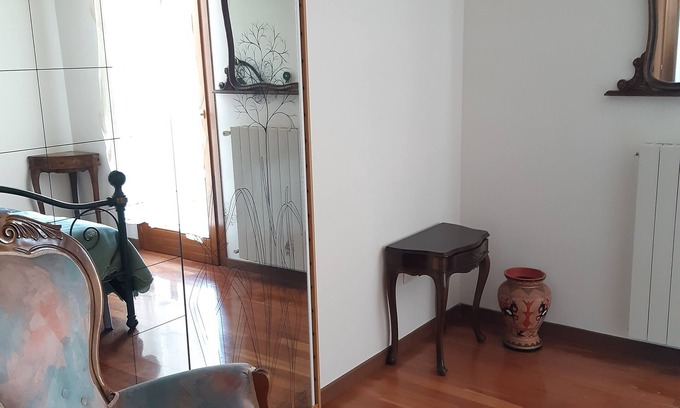Campodarsego Apartment | Cozy Rosa Antico: Poolside Retreat with Delicious Breakfast