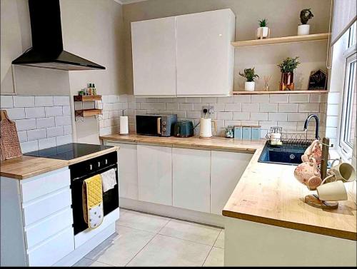 Darlington House | Family-Friendly Rosa House with Top Guest Ratings