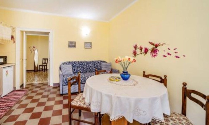 Bosa Historic Centre Apartment | Family-Friendly Rosa Lentorada with Kitchen Amenities