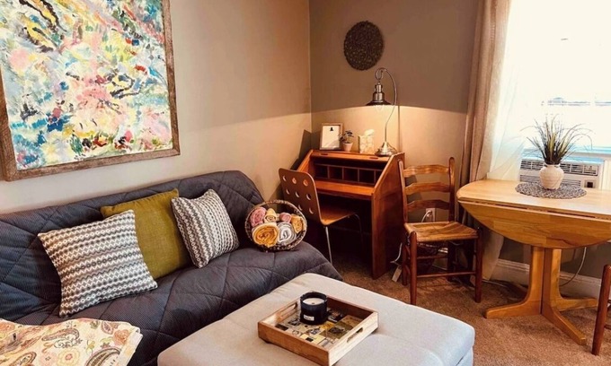 Old Town Winchester Apartment | Rosamond nice downtown studio apt