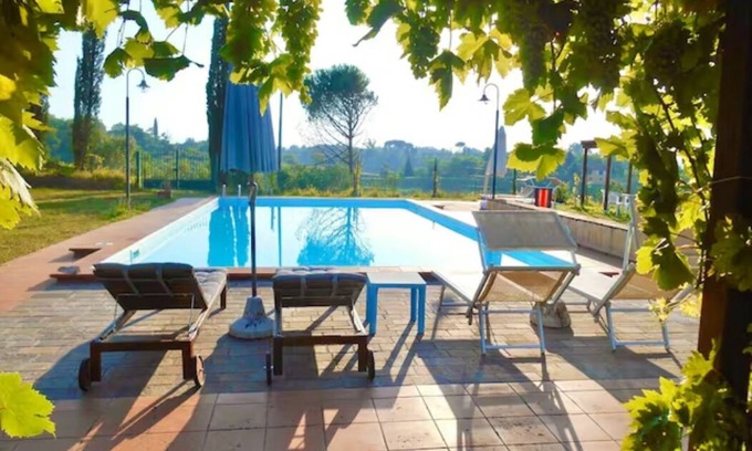 Fucecchio Bed & Breakfast | Discover Rosaspina & Holly Rooms with Pool and Spa Amenities