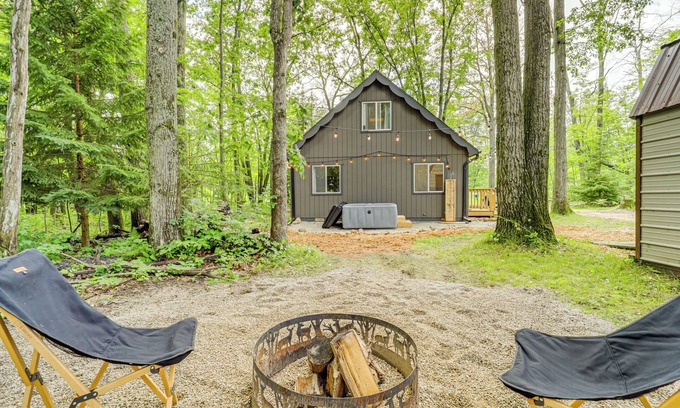 Higgins Lake Cottage | Roscommon Chalet w/Hot Tub Near Higgins Lake!