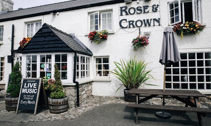 Porthcawl Hotel | Inviting Rose and Crown: Family-Friendly Amenities Await