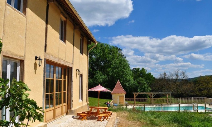 Saint-Pompont House | Family-Friendly Rose Barn in Dordogne with Heated Pool