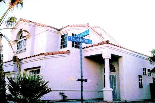 North Las Vegas House | Explore Rose Canyon: Inviting 5 Bedroom Home in Vegas