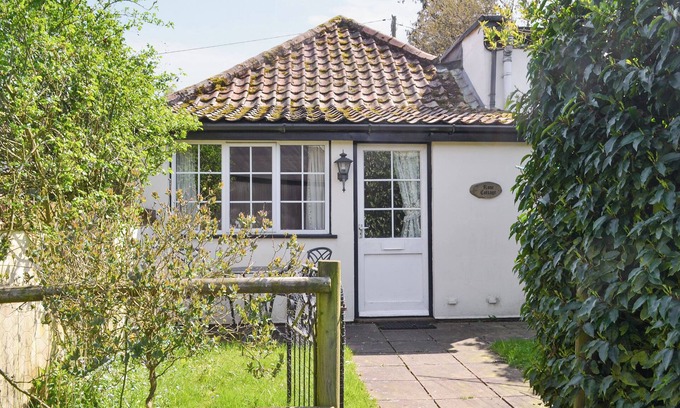 East Dereham Cottage | Cozy 1 Bedroom Accommodation in Scarning, Near Dereham