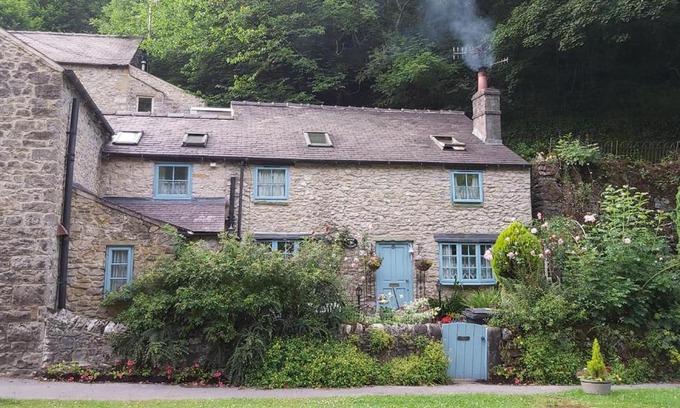 Millers Dale House | Cozy Rose Cottage in Millers Dale - Pet & Child Friendly