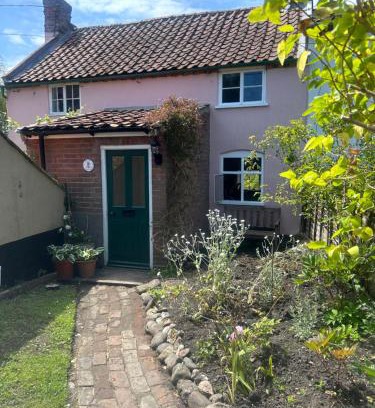 Darsham House | Rose Cottage Darsham: Family & Pet-Friendly Retreat in Suffolk