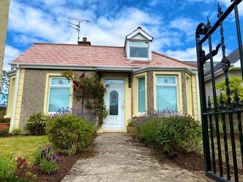 Portrush House | Rose Cottage: Family-Friendly 4-Bedroom Retreat