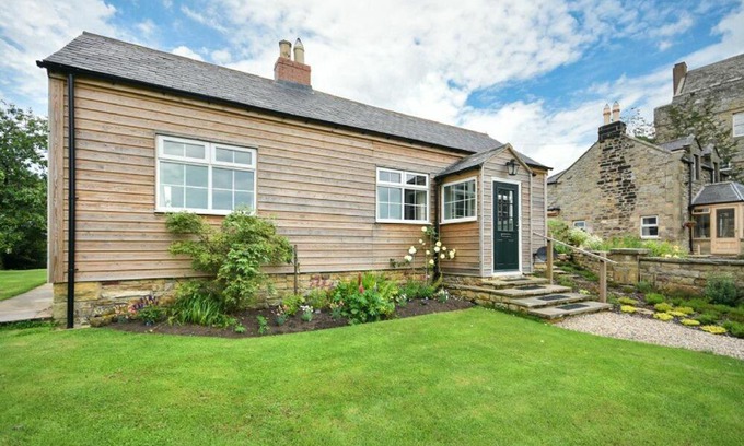 Elsdon House | Beautiful Rose Cottage Elsdon: Pet and Child Friendly Stay