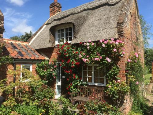 Ludham House | Inviting Rose Cottage: Family-Friendly Getaway with 9.4 Rating