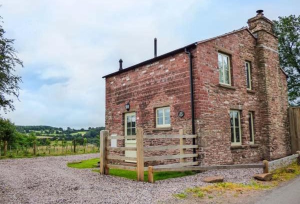 Monmouth House | Experience Rose Cottage: 5-Star Haven for Pet Lovers