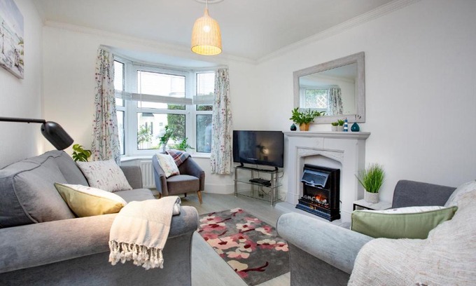 Sidmouth House | Cozy Rose Cottage: Pet Friendly and Family Oriented Retreat