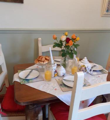 Oakengates House | Rose Cottage: Family-Friendly Retreat Surrounded by Nature