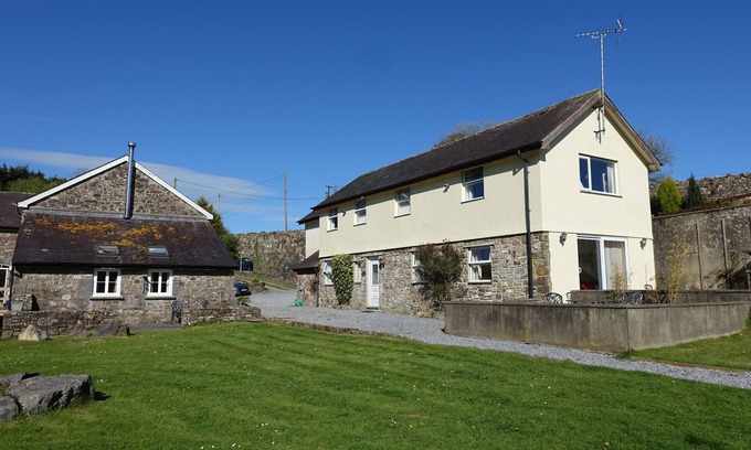Tavernspite Apartment | Rose Cottage: Ground Floor Retreat with Lake Views