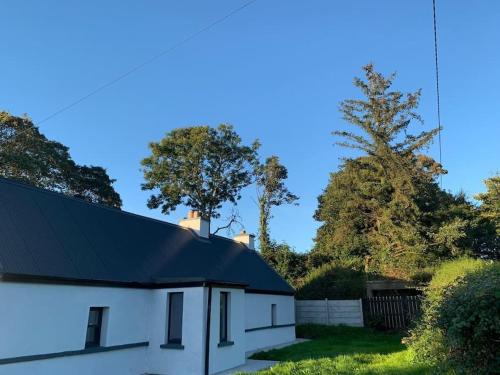Killarney House | Inviting Rose Cottage: Exceptional 4-Star Family Retreat