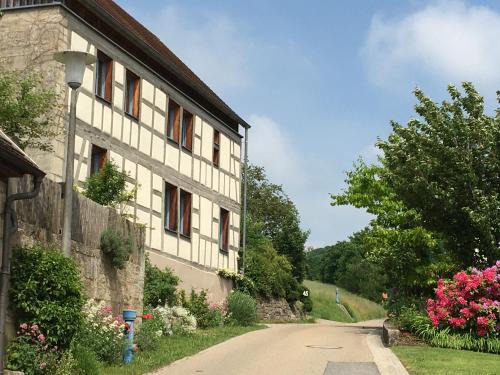 Adelshofen Apartment | Enchanting Rose Cottage in Romantic Taubertal - Pet Friendly