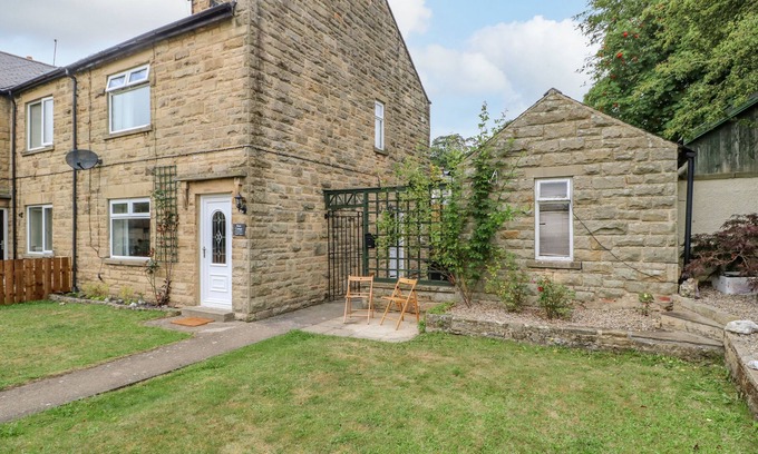Barnard Castle Cottage | Pet-Friendly Rose Cottage with Garden in Middleton-In-Teesdale