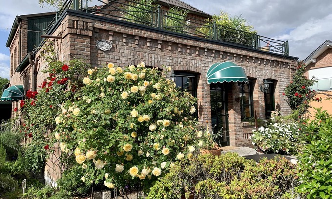 Rees Condo | Rose Cottage: Relax by the Ocean with Family-Friendly Amenities