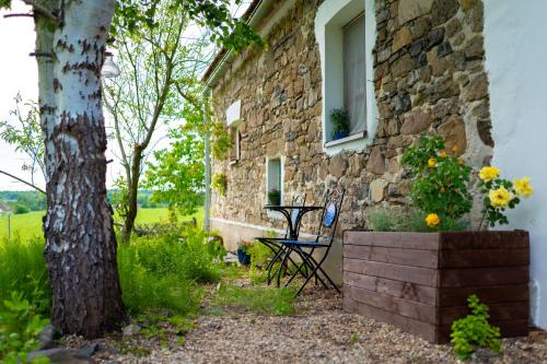 Chlum u Trebone Apartment | Rose Cottage: Pet-Friendly Retreat with 9.2/10 Guest Rating