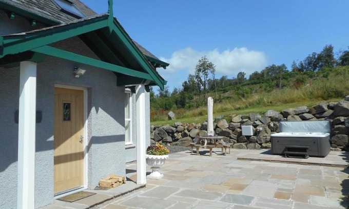 Blairgowrie House | Rose Cottage: Pet-Friendly Retreat with Hot Tub & Perfect Score