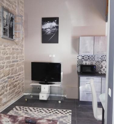 Plombiees-Les-Dijon Apartment | Budget-Friendly Rose Dor with Family and Kitchen Amenities