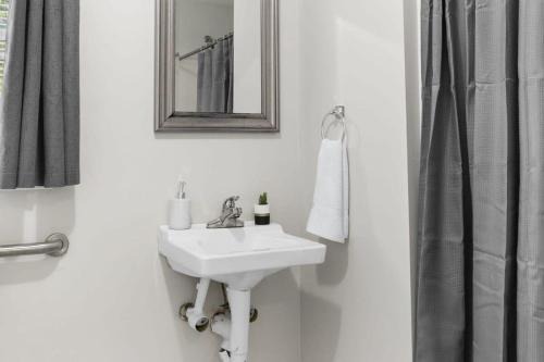 New Castle House | Rose Drive Roost 2