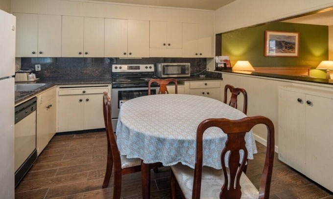 College Park Hotel | Discover Comfort at Hotel Rose Garden with Family Amenities