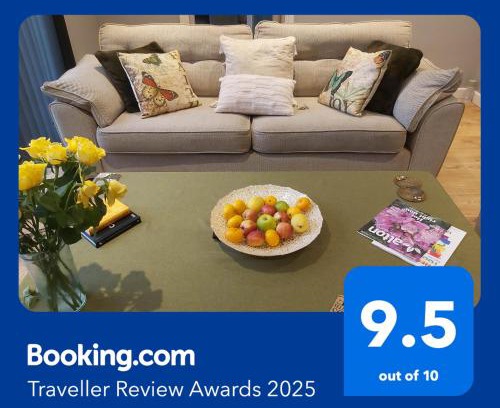 Rayleigh House | Guest Rated 9.7 - Rose Garden Retreat for Families & Pets