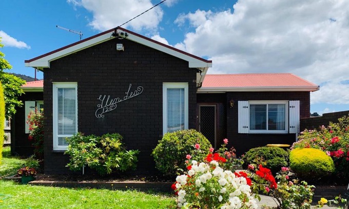 Glenorchy House | Inviting Rose Homey Home: Family-Friendly Retreat with High Ratings