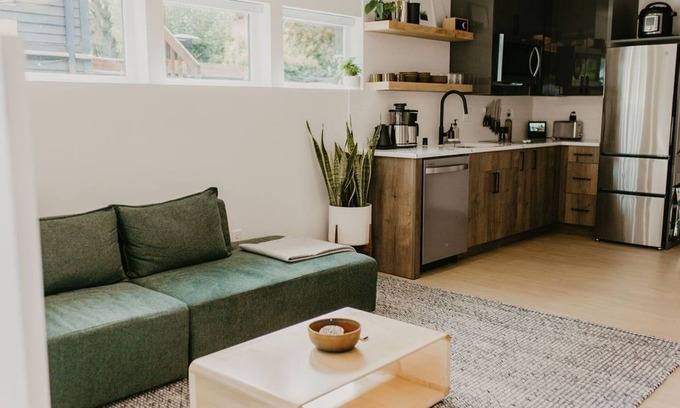 South Park House | Cozy Rose House with Breakfast and Kitchen Amenities