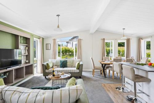 Lifton House | Rose Lodge: 4-Star Retreat with Hot Tub & Family-Friendly Vibes