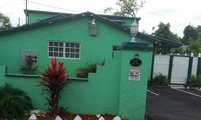 Downtown Nassau Apartment | Inviting Rose Overlook: Oceanfront Stay with Breakfast