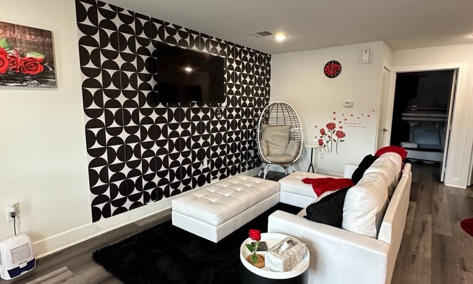 Old East Dallas House | Elegant Roseate 2BR Downtown: Rated 9.6 with Spa & Kitchen