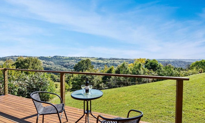 Maleny Bed & Breakfast | Inviting Rosebrook Cottages: 4-Star Getaway with Breakfast & Hot Tub