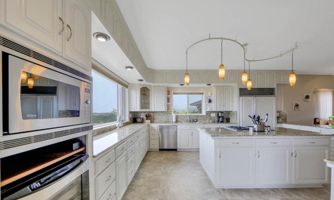 Fort Bragg House | Rosebud Hotel: Family-Friendly Retreat with Hot Tub & Comfort