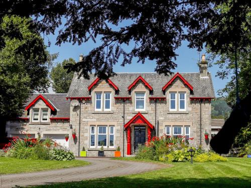 Pitlochry House | Roseburn: Unmatched Comfort with Pet-Friendly Amenities