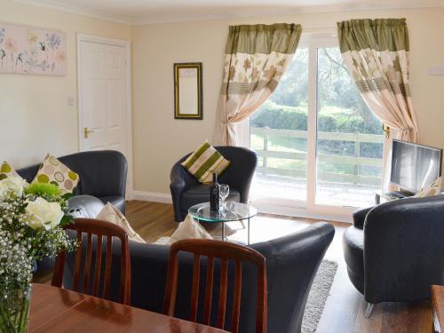 Liskeard House | Rosecraddoc Manor - Riverview: Family & Pet-Friendly Stay
