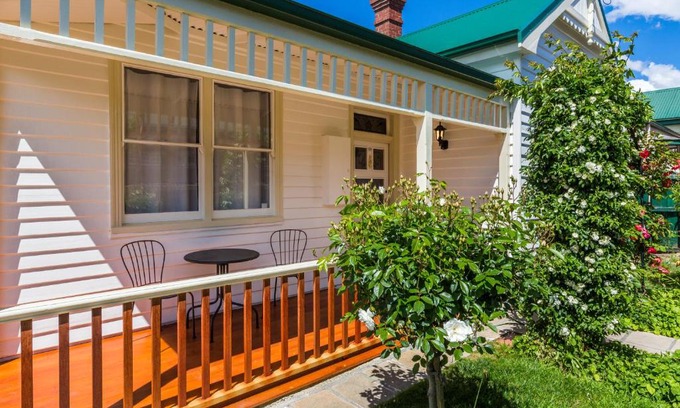 North Hobart House | Welcoming Rosehaven Cottage: 4-Star Stay with Hot Tub